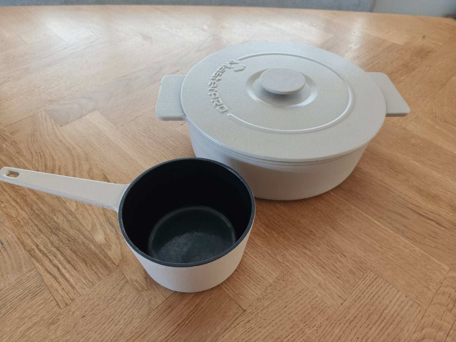 Masterpro Gietijzeren Pannen Set - Kookpan en Sauspan, Gebruikt, Gietijzer, Met deksel, Ophalen of Verzenden