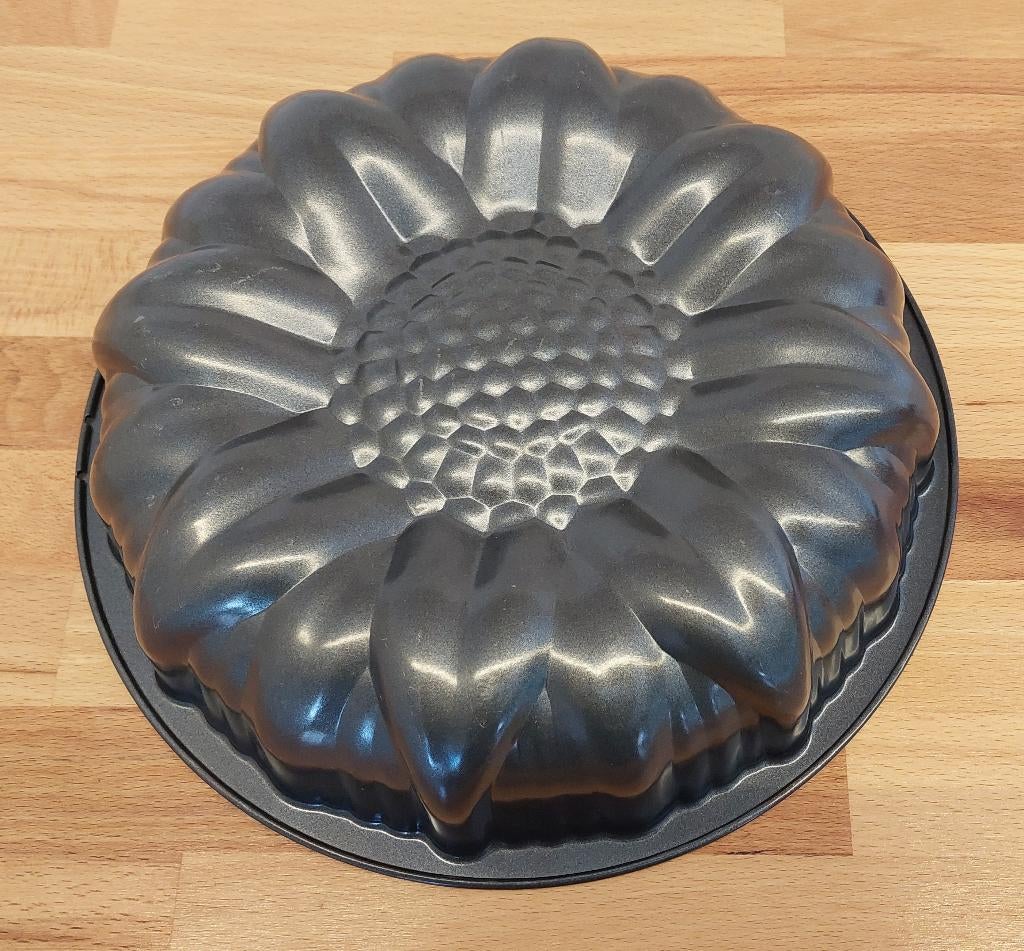 Mooie bakvorm in bloem Diameter 25 cm voor €7,50, Ophalen of Verzenden, Zo goed als nieuw, Taarten, Bakvorm