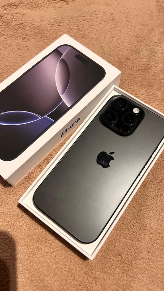 iPhone 16 Pro 256GB - Zo goed als nieuw met doos + hoesjes, Telecommunicatie, Mobiele telefoons | Apple iPhone, Zwart, Ophalen of Verzenden
