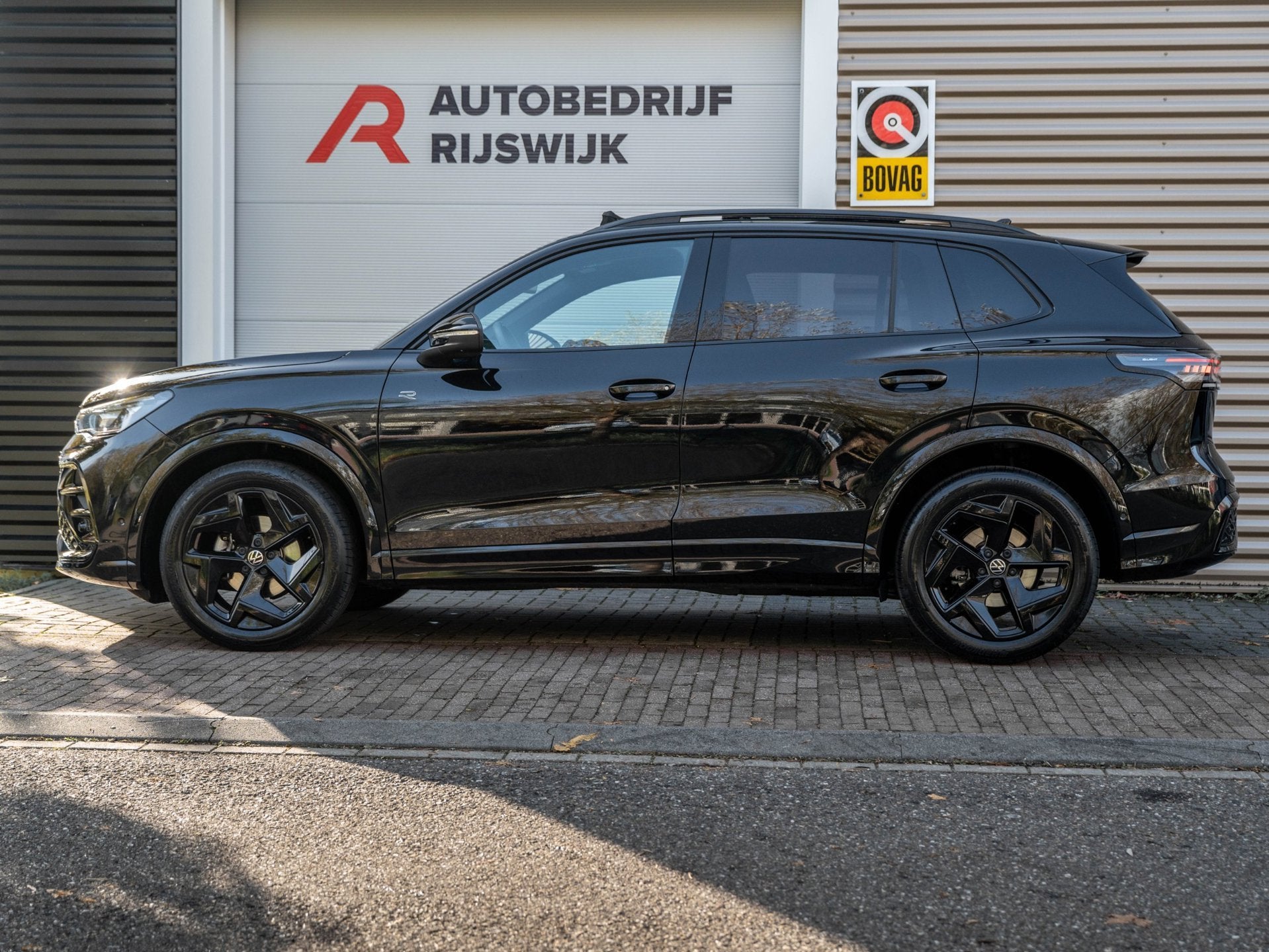 Volkswagen Tiguan 1.5 eTSI R-Line Edition Pano/360/Matrix/Ma, Auto's, 4 cilinders, Alcantara, Zwart, Origineel Nederlands