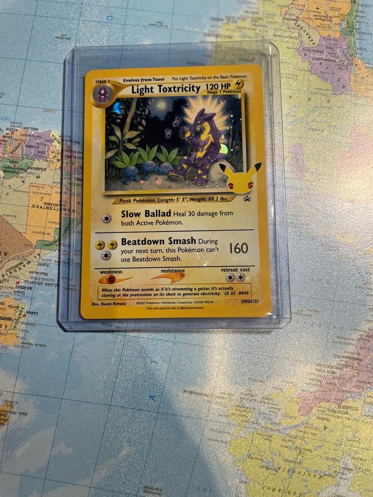 Pokémon Light Toxtricity kaart, Ophalen of Verzenden, Zo goed als nieuw, Losse kaart, Foil