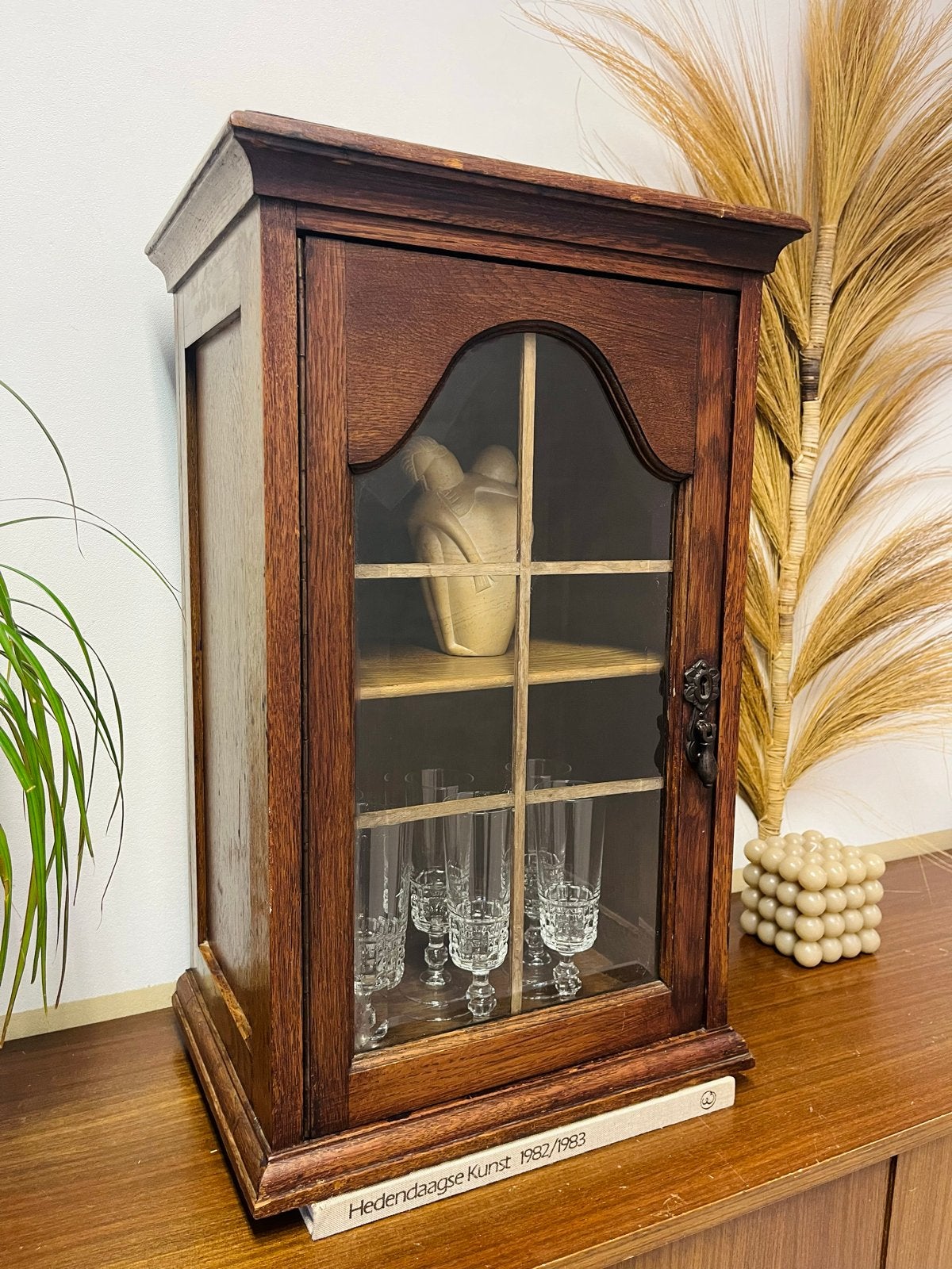 Prachtig vintage Antiek houten vitrinekastje geslepen ruitje, Huis en Inrichting, Kasten | Vitrinekasten, Ophalen of Verzenden