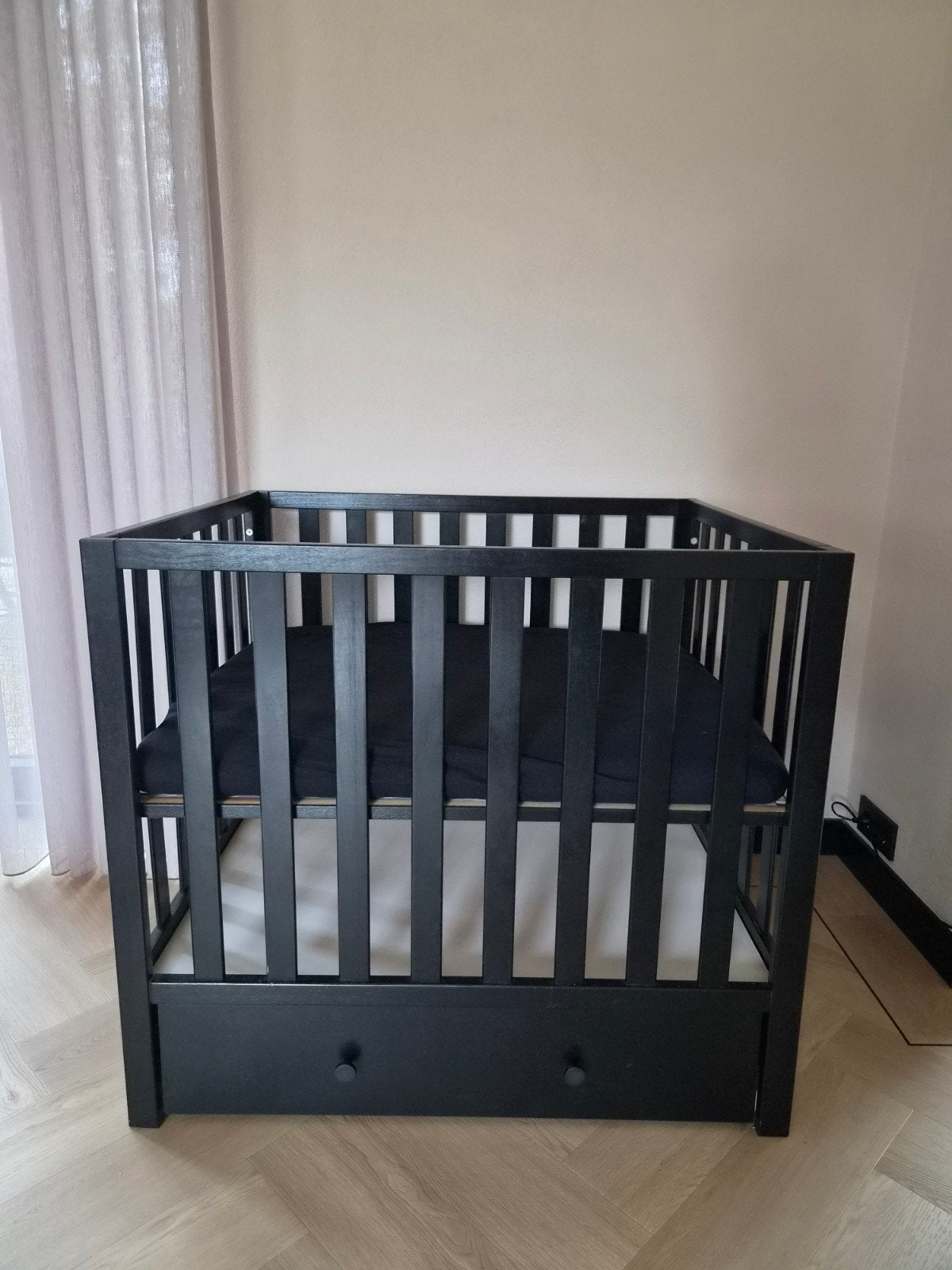 Zwarte box met lade, Kinderen en Baby's, Boxen, Ophalen, Zo goed als nieuw, Vierkant, In hoogte verstelbaar