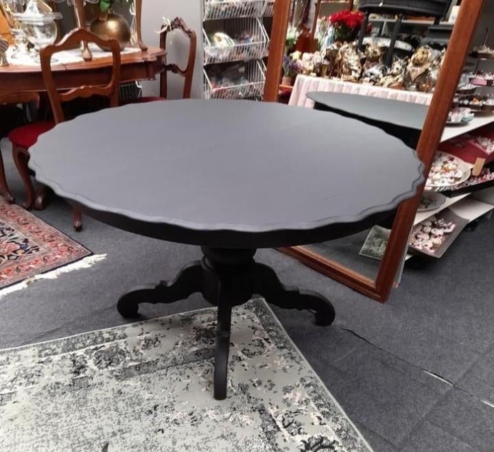 Mooie mat zwarte bolpoot eet tafel geschulpte rand, Antiek en Kunst, Antiek | Meubels | Tafels, Ophalen of Verzenden