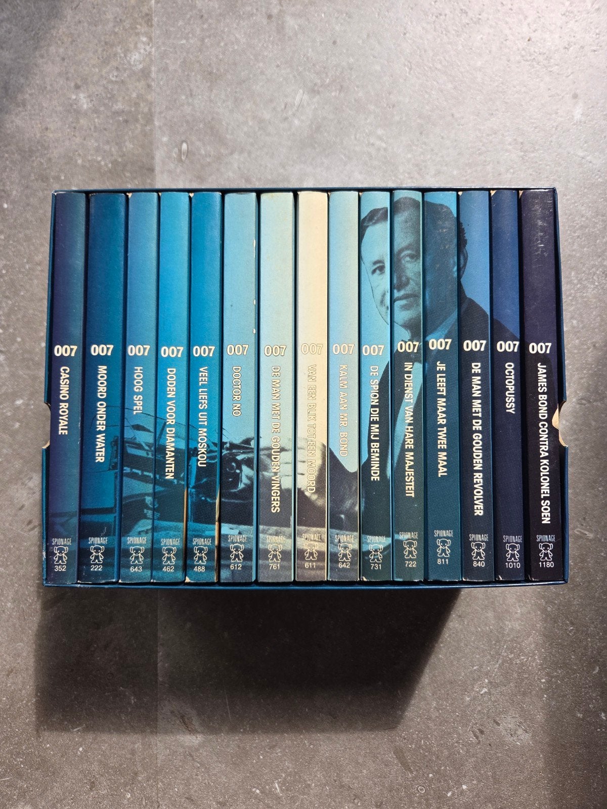 James Bond Pockets Zwarte Beertjes Boekenreeks 007, Boeken, Ophalen of Verzenden, Gelezen, Ian Fleming