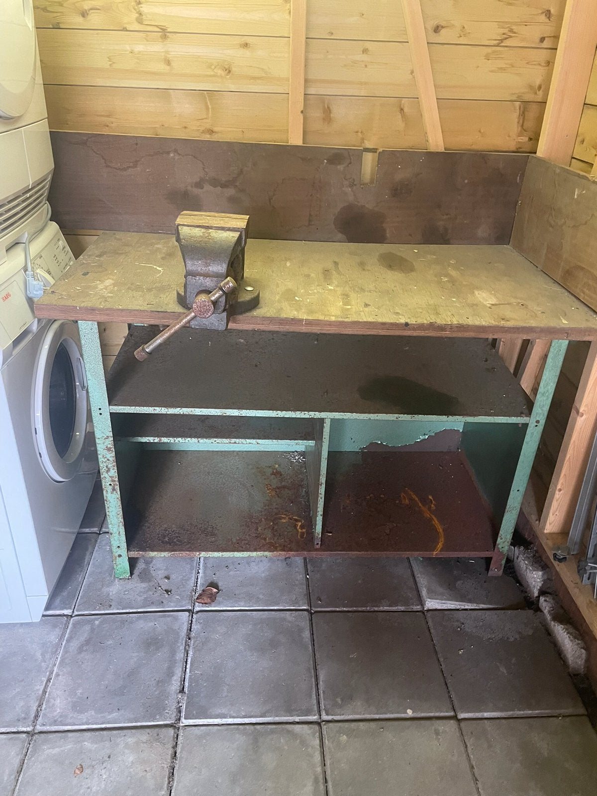 Een Werkbank [moet ontroest worden] met Bankschroef, Ophalen, Gebruikt, 120 tot 170 cm, Bankschroef