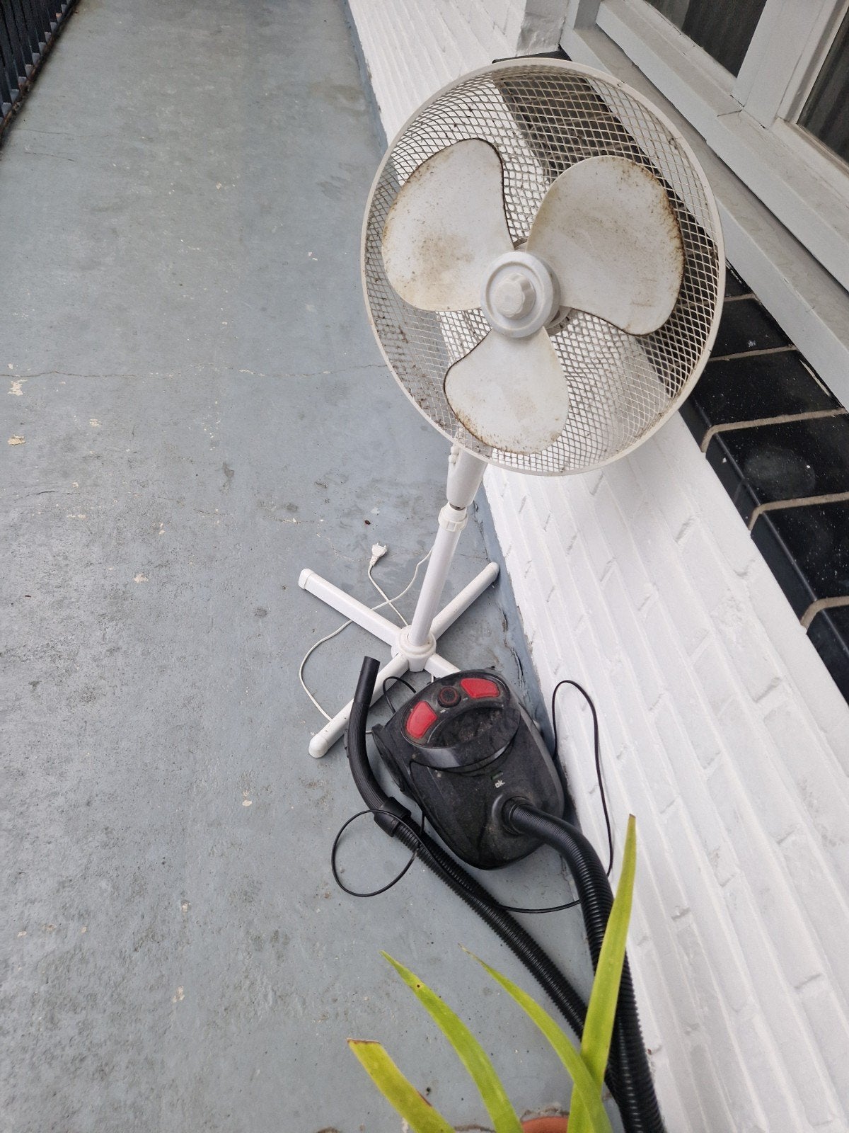 Gratis oud ijzer: ventilator en stofzuiger, Witgoed en Apparatuur, Stofzuigers, Ophalen of Verzenden, Niet werkend, 2000 watt of meer