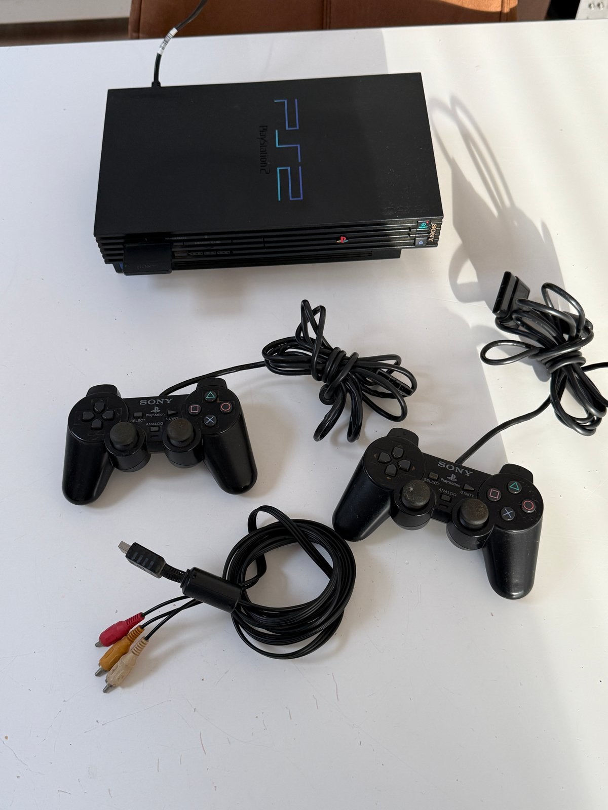PlayStation 2 met controllers en kabels - Gaat aan, Spelcomputers en Games, Spelcomputers | Sony PlayStation 2, Gebruikt, Met 2 controllers