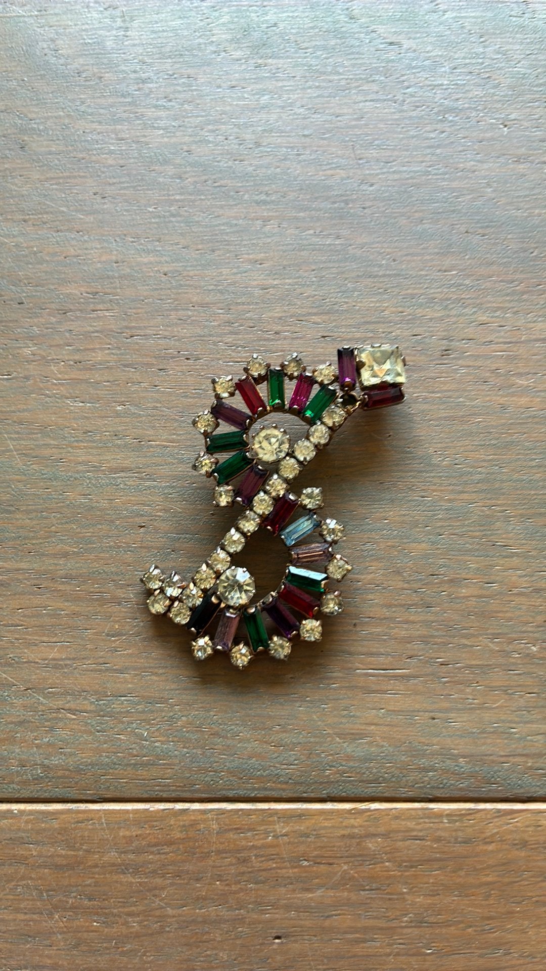Vintage Broche met Gekleurde Strass Steentjes (Speld Ontbree, Overige materialen, 4 tot 7 cm, Gebruikt, Overige kleuren