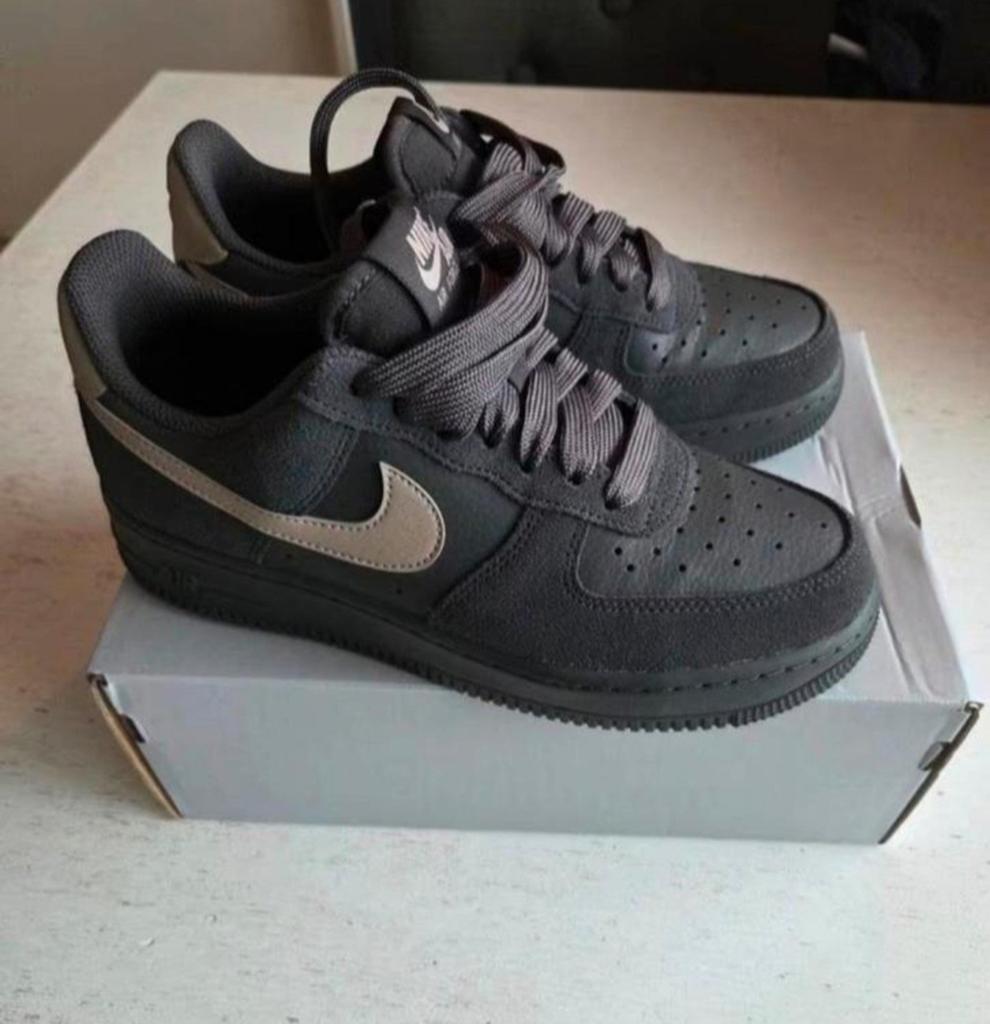 Nike Air Force 1 Lo Maat 38.5 Medium Ash Zwart AF1, Kleding | Dames, Overige kleuren, Nike, Ophalen of Verzenden, Sneakers of Gympen
