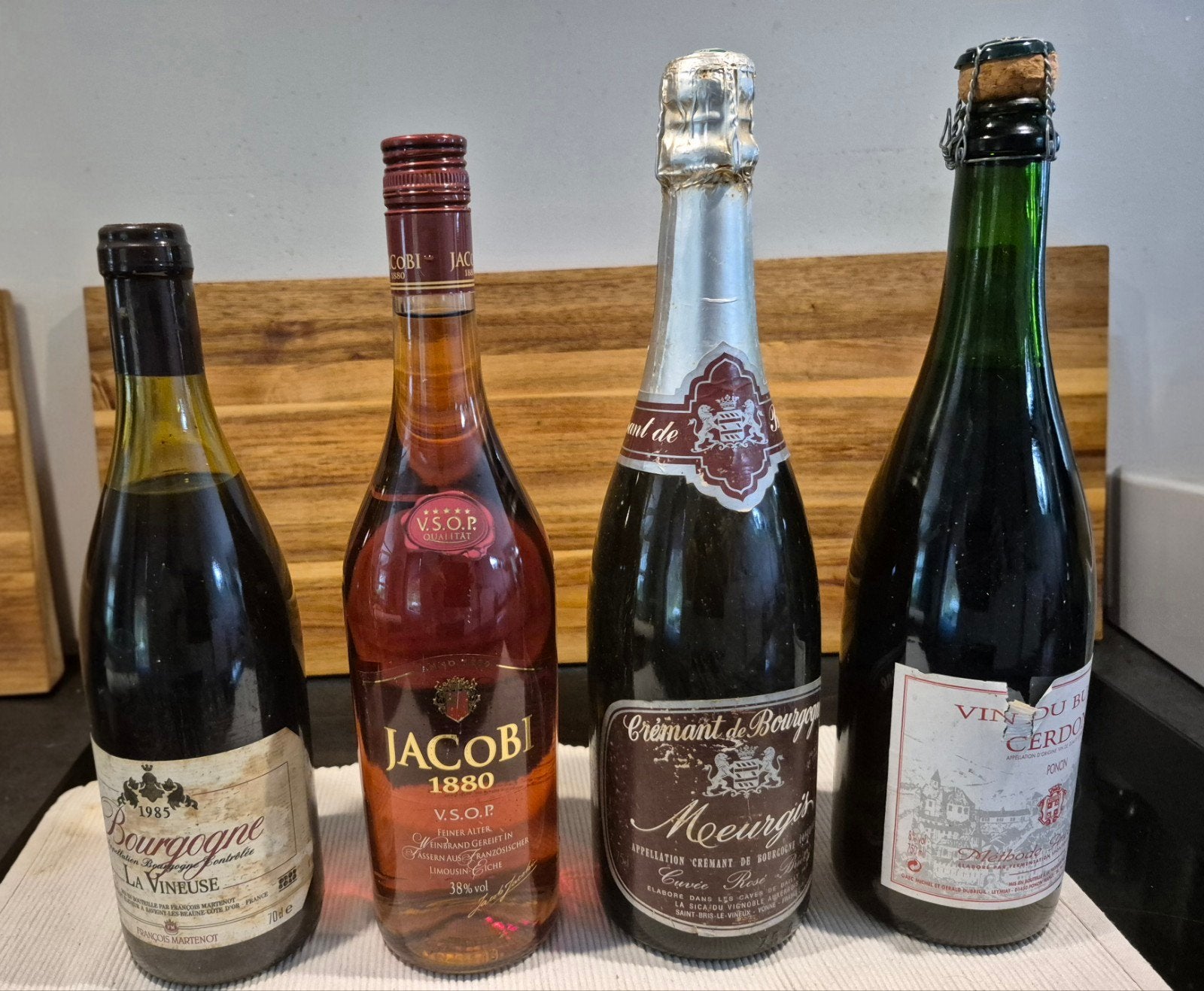 Diverse oude! wijnen, inclusief oude Bourgogne La Vineuse, Ophalen, Overige gebieden, Rode wijn