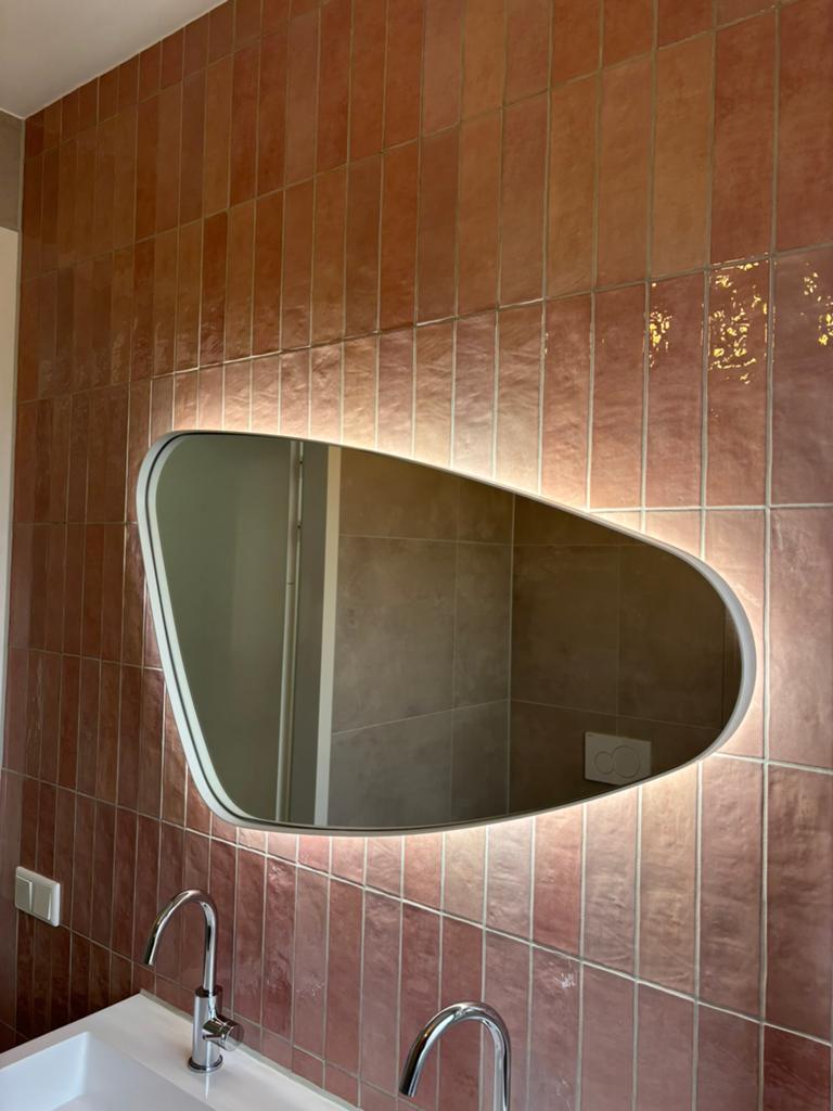 Badkamerspiegel organisch met verlichting en verwarming, Huis en Inrichting, 100 tot 150 cm, Overige typen, Nieuw, Ophalen of Verzenden