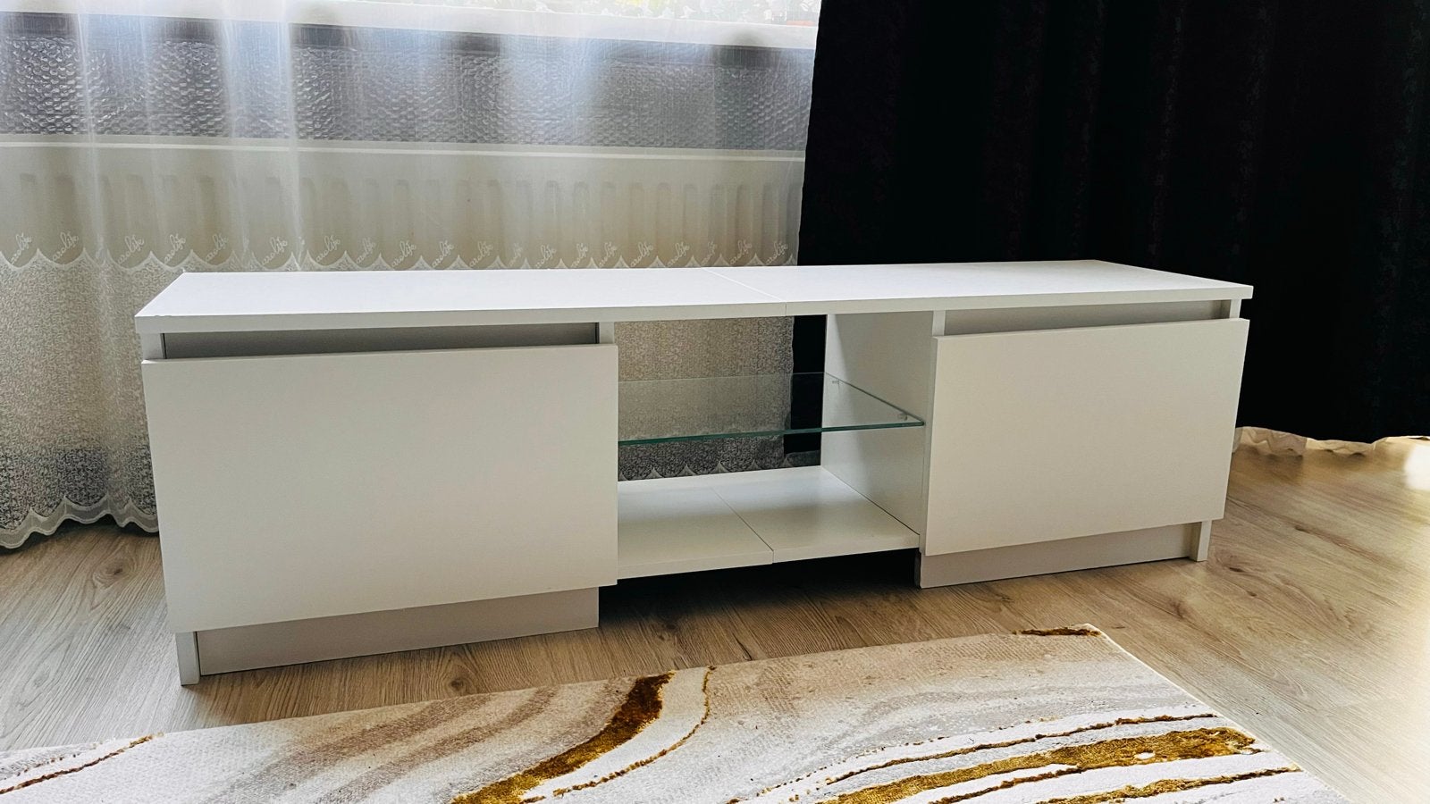 Witte TV kast met glazen plank en opbergruimte, Gebruikt, 100 tot 150 cm, Ophalen of Verzenden, Minder dan 100 cm
