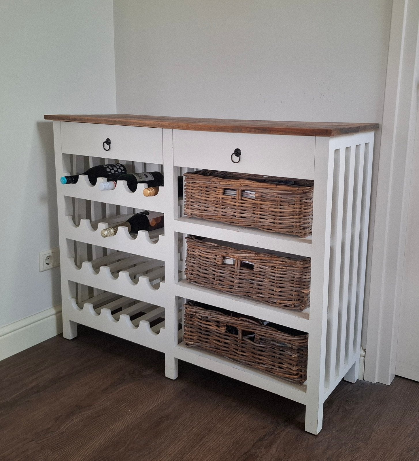 Brocante, witte, houten dressoir met rieten mandjes en wijnr, Ophalen, Gebruikt, 100 tot 150 cm, Met lade(s)