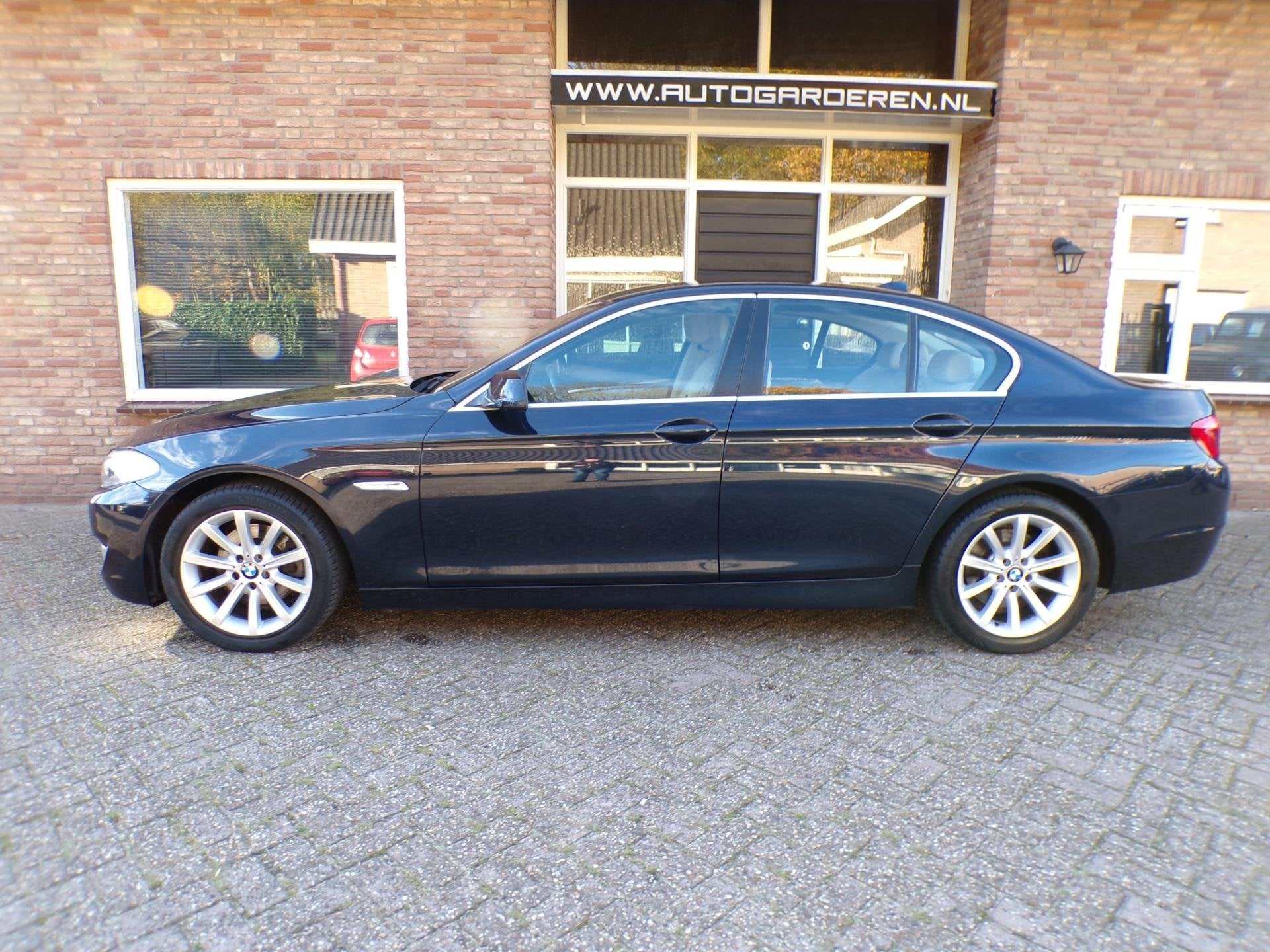 BMW 5-serie 523i High Executive Automaat / Leder / Navi, Auto's, BMW, Euro 5, Achterwielaandrijving, Gebruikt, Beige