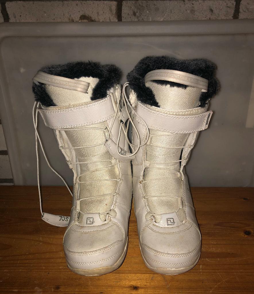 Deeluxe teddy gevoerde wit snowboard schoenen mt 40,5, Sport en Fitness, Snowboarden, Zo goed als nieuw, Schoenen, Ophalen of Verzenden