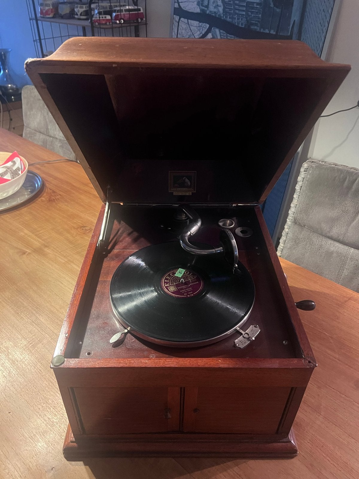 His Masters Voice model 103 met Zwengel en Naalden, Ophalen