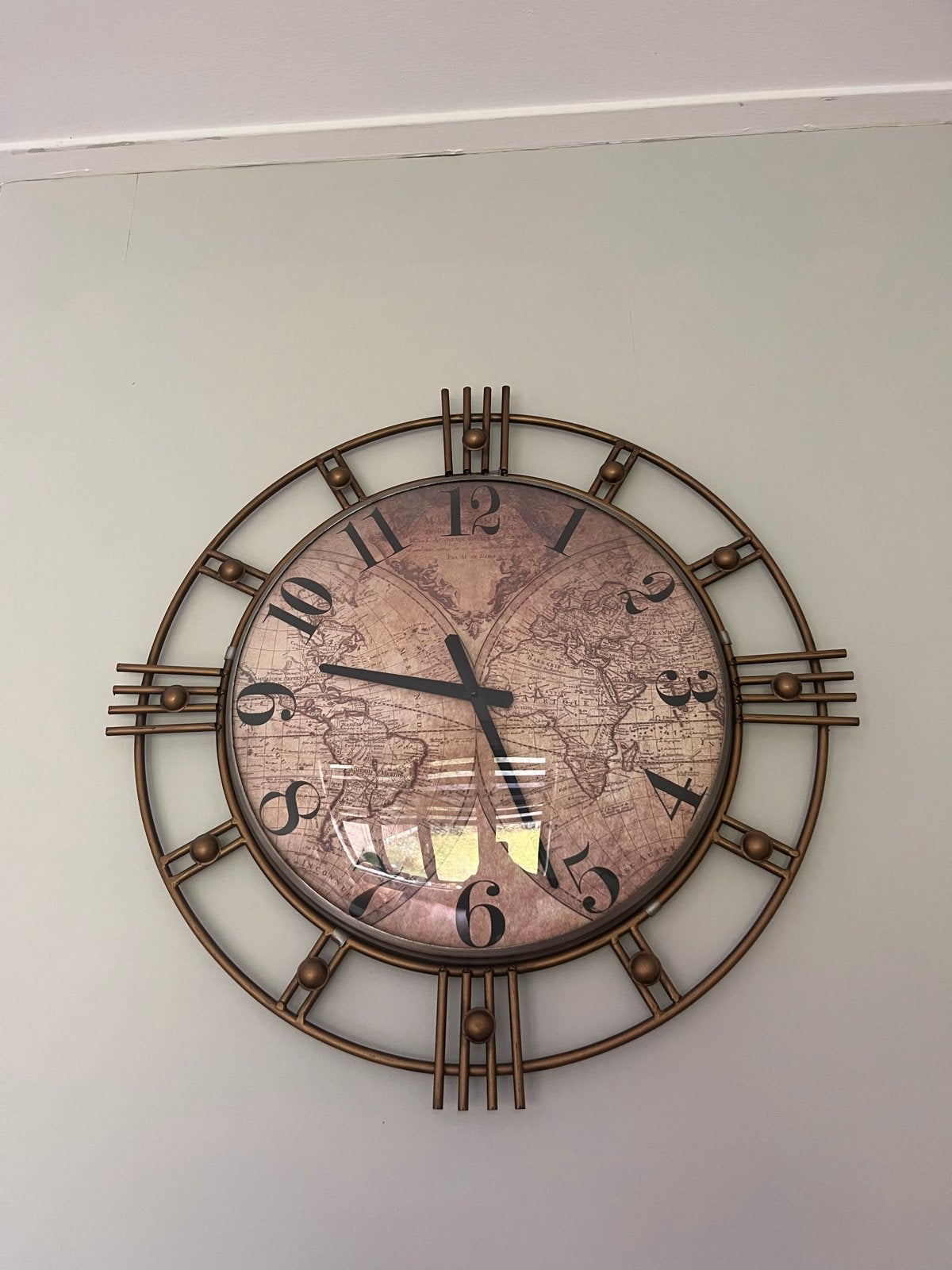 Grote wandklok met wereldkaart design, Huis en Inrichting, Ophalen, Goud, Wandklok, Vintage
