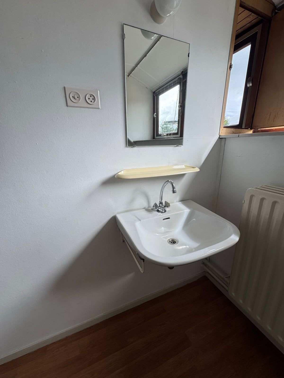 2x Wastafel met kraan en spiegel, Ophalen, Gebruikt, Chroom, Wastafel