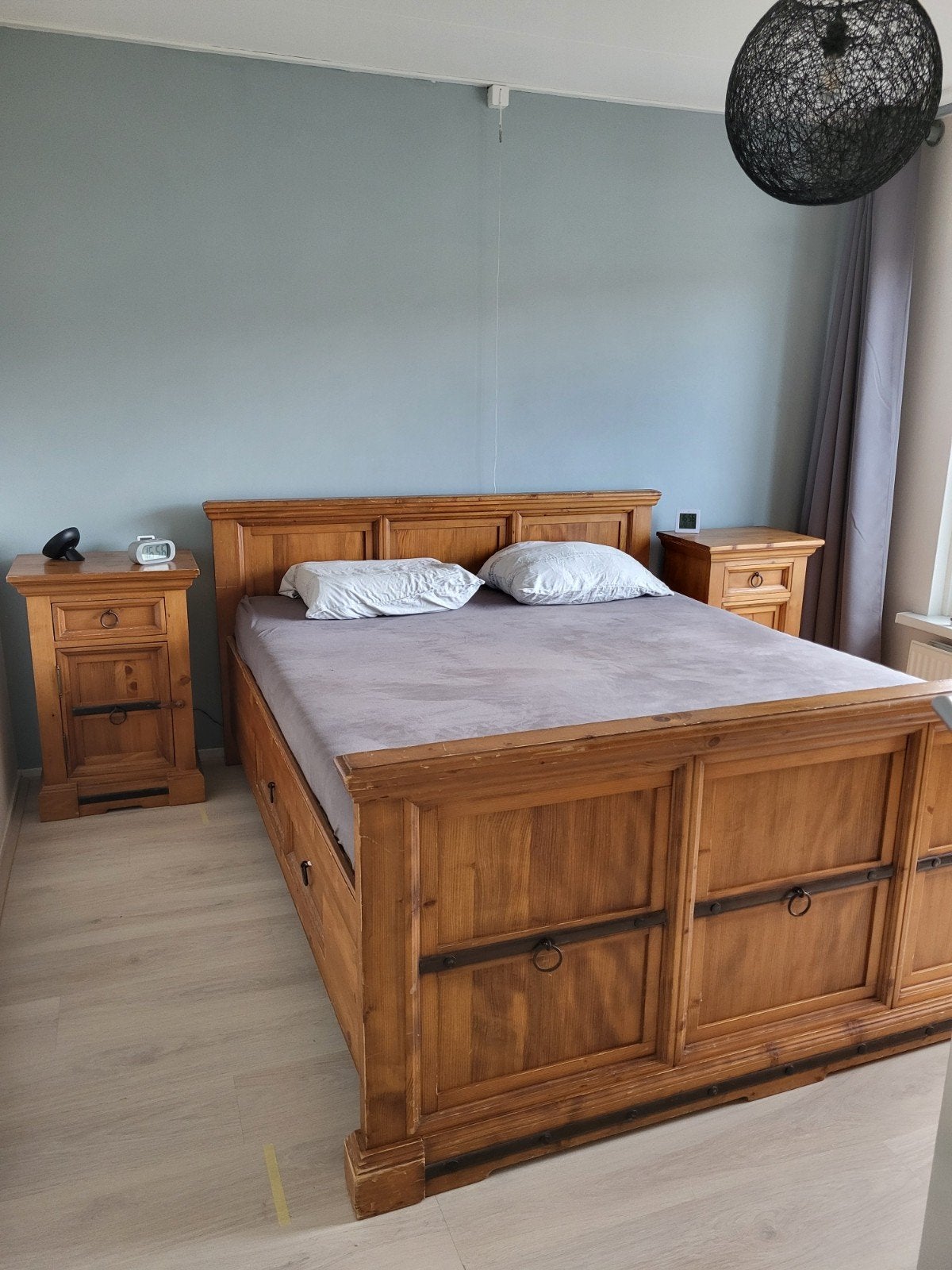 Massief houten tweepersoons bed + ruime laden + nachtkastjes, Gebruikt, Tweepersoons, Ophalen of Verzenden, 200 cm