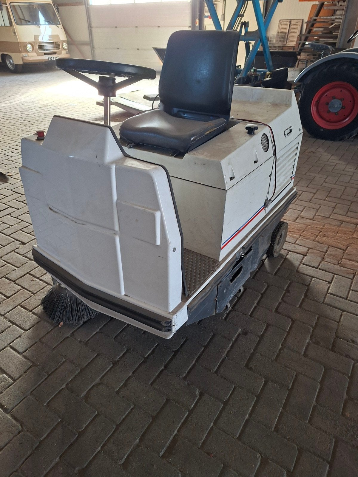 dulevo 75 veegmachine, Ophalen