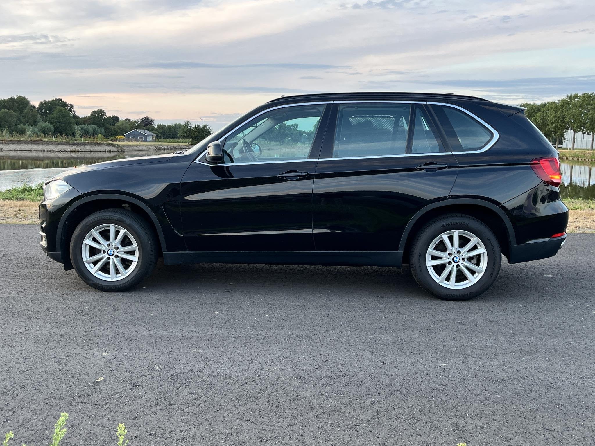 BMW X5 sDrive25d Clima, cruise, HUD, stoelverwarming, H&K, Auto's, 4 cilinders, 241 €/maand, Zwart, 218 pk