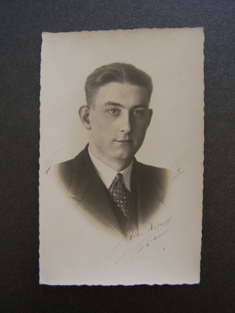 Foto / Tekening: Jongeman met stropdas; met handtekening, Gebruikt, Foto, Ophalen of Verzenden, Voor 1940