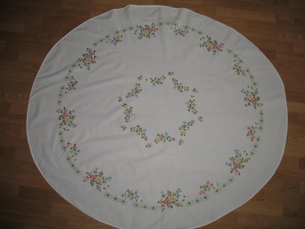 Rond Tafelkleed *Multi Colours Geborduurd * Mooi Vintage, Ophalen of Verzenden, Zo goed als nieuw, Rond