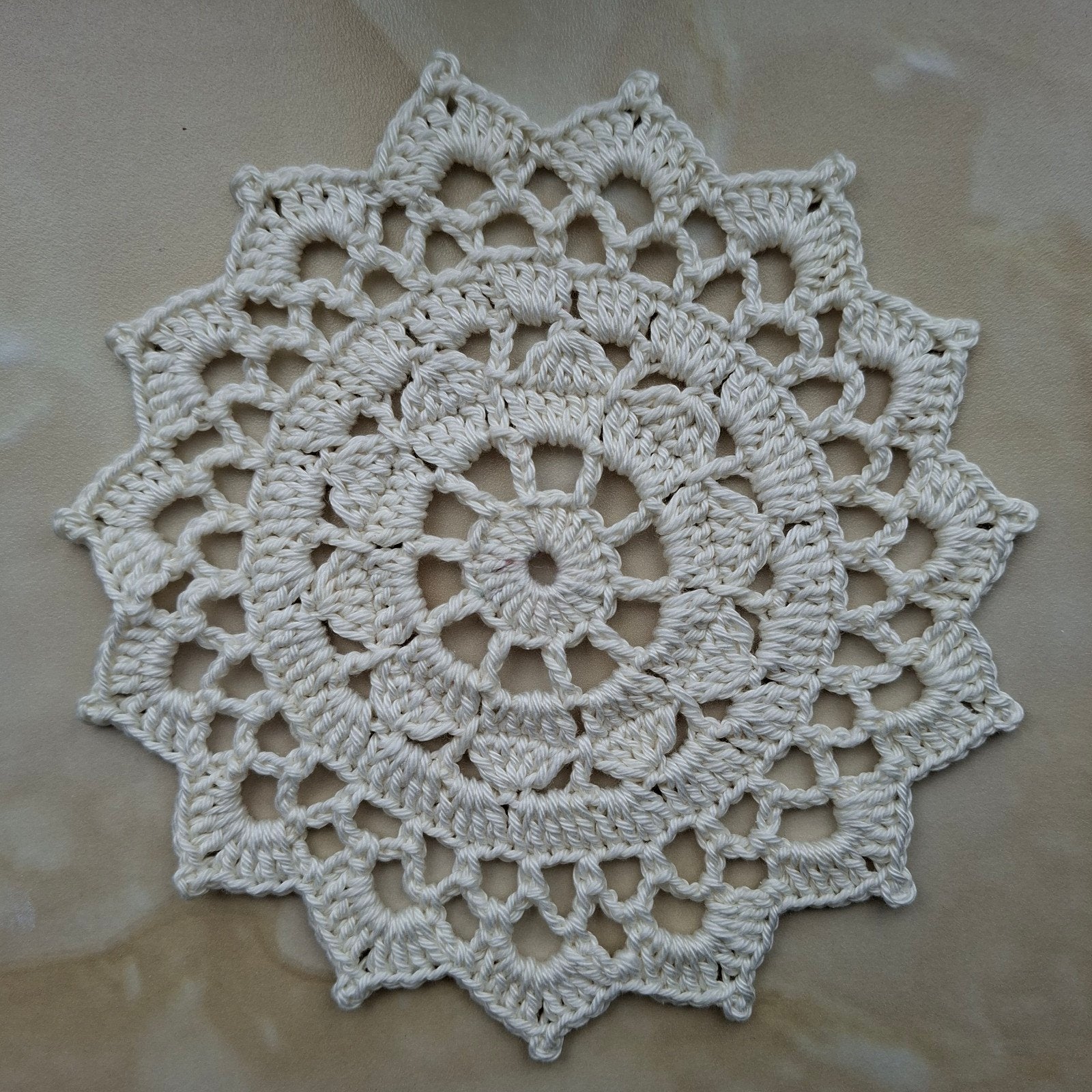 Doily gehaakt - gehaakt kleedje - crème, Ophalen of Verzenden, Nieuw, Haken, Overige typen