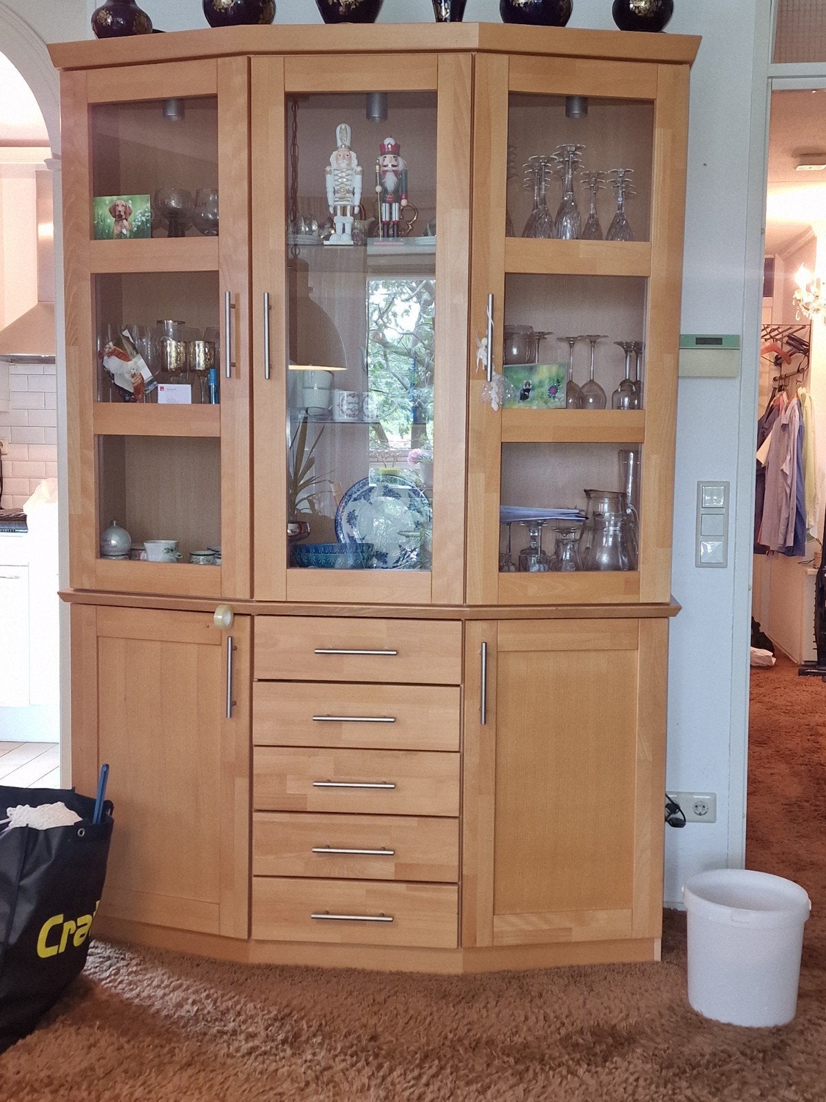 Mooie houten vitrinekast met lades