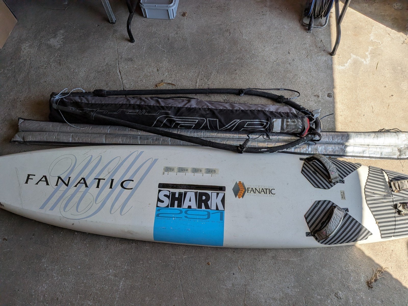 Complete windsurfset: Fanatic Shark 291, zeil, mast en gie, Watersport en Boten, Ophalen, 250 tot 300 cm, Gebruikt, Met giek