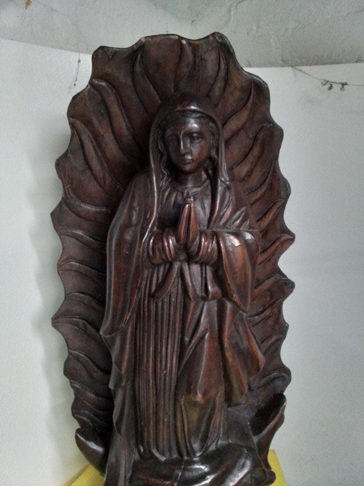 15728) Antiek groot houten beeld Lieve vrouw van Guadalupe, Antiek en Kunst, Antiek | Religie, Ophalen of Verzenden