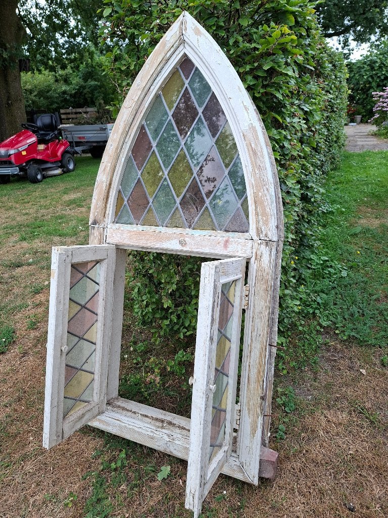Authentiek neogotisch kerkraam met origineel glas in lood., Ophalen of Verzenden