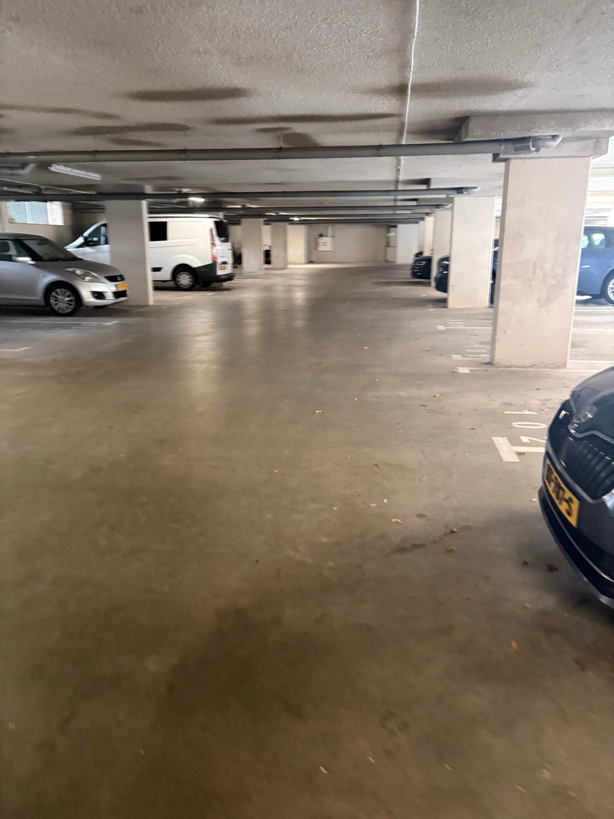 Nabij jaarbeurs:overdekte, afgesloten parkeerplaats te huur