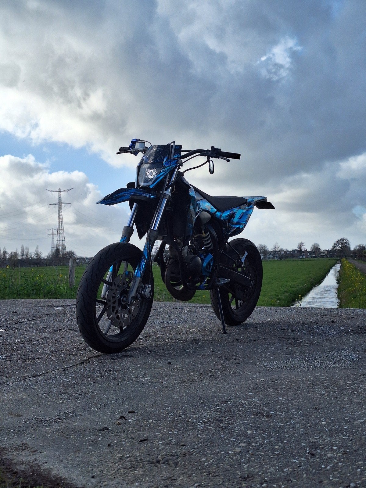 Sherco SM R 50 uit 2023 met custom stickerset (ook te ruil), 6 versnellingen, Gebruikt, 50 cc, Ophalen