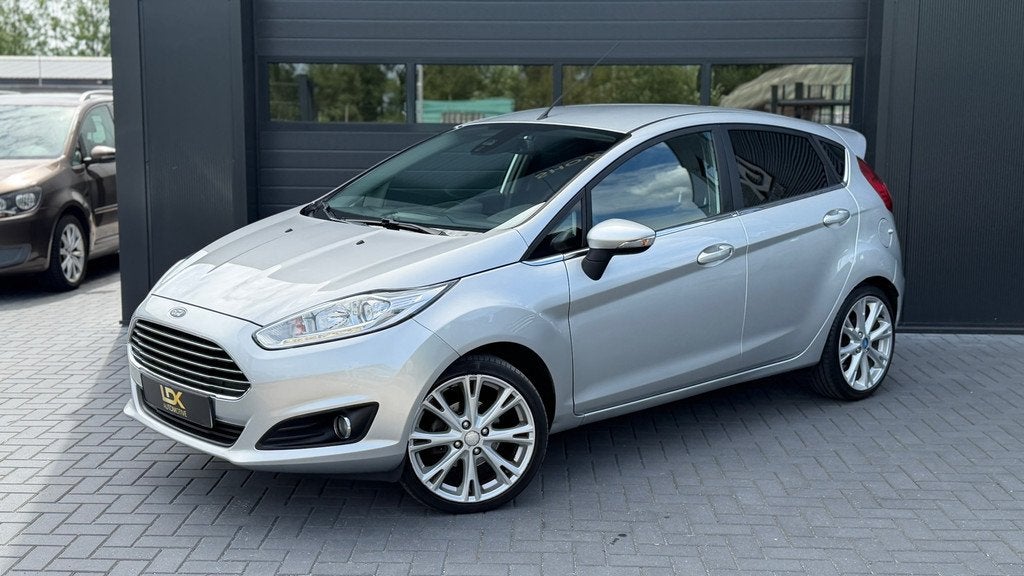 Ford Fiesta 1.0 EcoBoost Titanium LM velgen|PDC Achter, Auto's, Voorwielaandrijving, Euro 5, 101 pk, 23 km/l