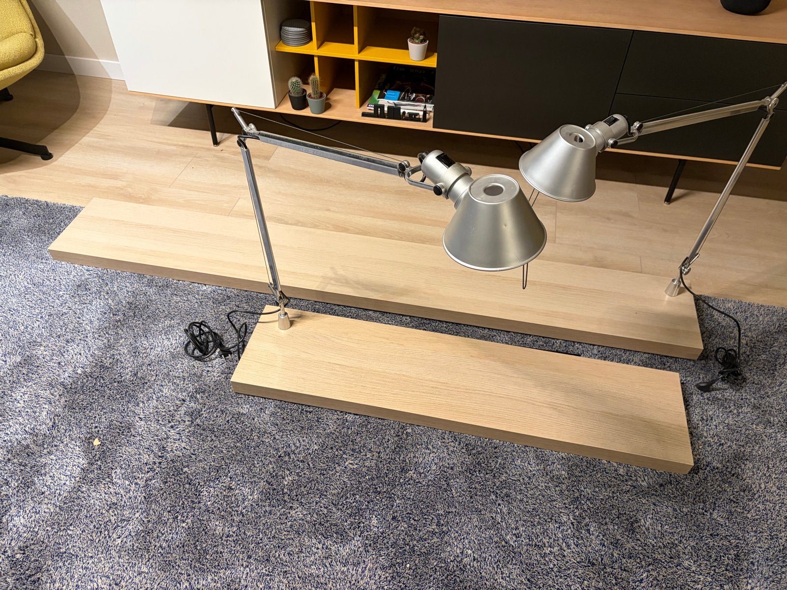 Twee Artemide Tolomeo lampen op IKEA Lack wandplanken, Ophalen, Bureaulamp, E27 (groot), Metaal