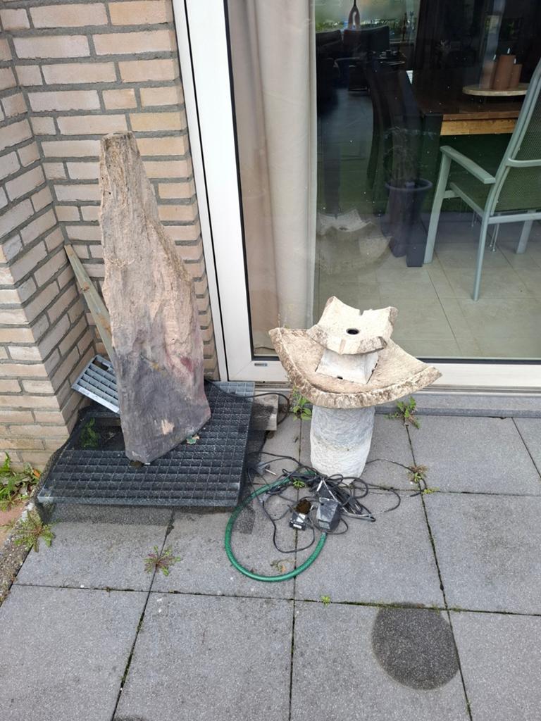 Twee fonteinen: hard plastic met verlichting en grote steen, Ophalen