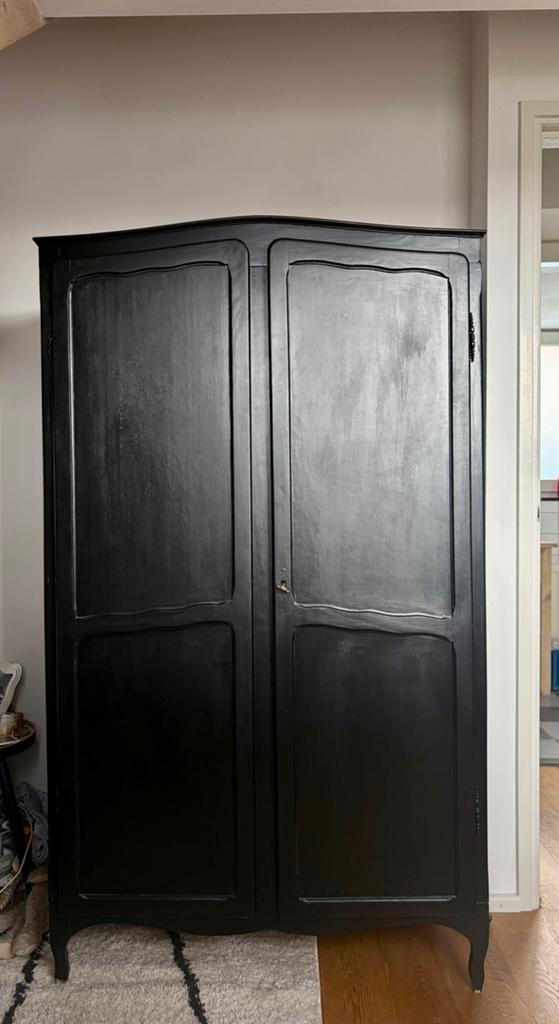 Queen Ann kast Zwarte vintage kledingkast met twee deuren, Huis en Inrichting, Kasten | Kledingkasten, Ophalen, Gebruikt, 50 tot 100 cm