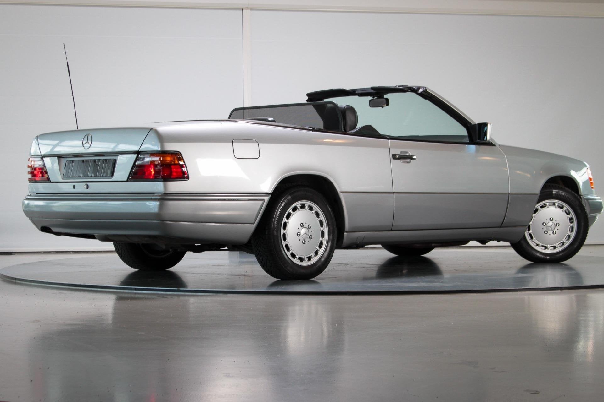 1994 Mercedes-Benz W124 E200 Cabriolet | 3 Eigenaren, Auto's, Oldtimers, Automaat, 1998 cc, Zwart, Cabriolet