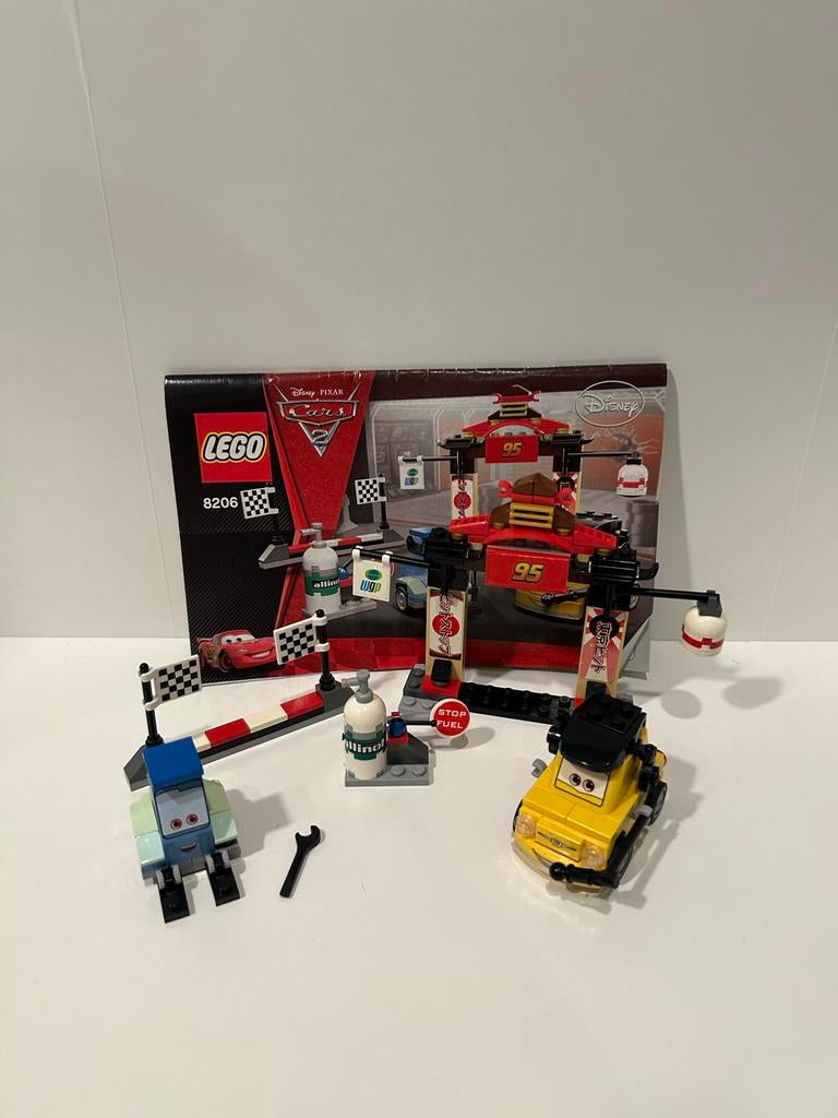 Lego Cars 2 Tokyo Pit Stop 8206 - Compleet met instructies, Lego, Ophalen of Verzenden, Zo goed als nieuw, Compleet