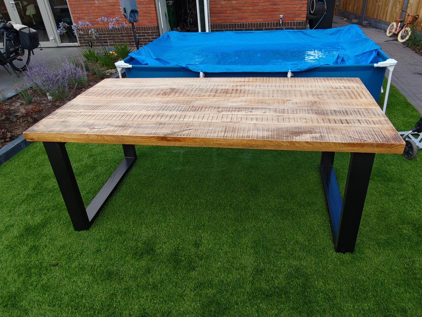 Robuuste eettafel van mangohout met metalen onderstel, Huis en Inrichting, Tafels | Eettafels, Gebruikt, 100 tot 150 cm, 200 cm of meer