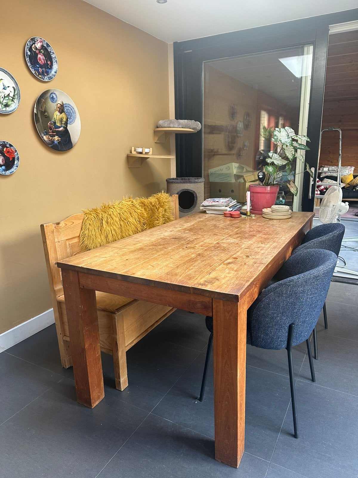 Eettafel met herinneringen, Gebruikt, Eikenhout, 150 tot 200 cm, Vier personen