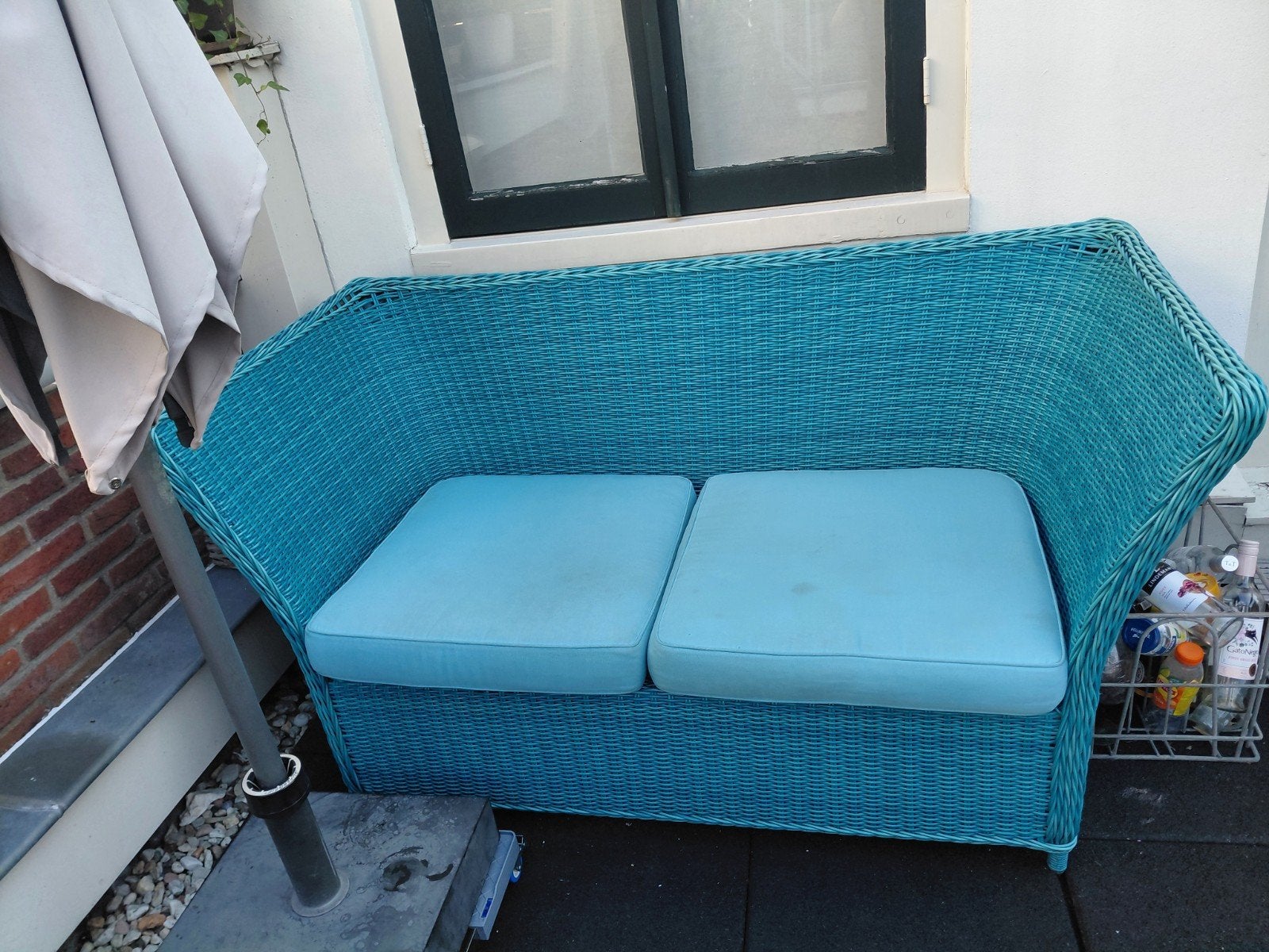 Gratis: Kunststof rotan tweezits buitenbankje, blauw, Tuin en Terras, Tuinbanken, Ophalen, Gebruikt, Kunststof