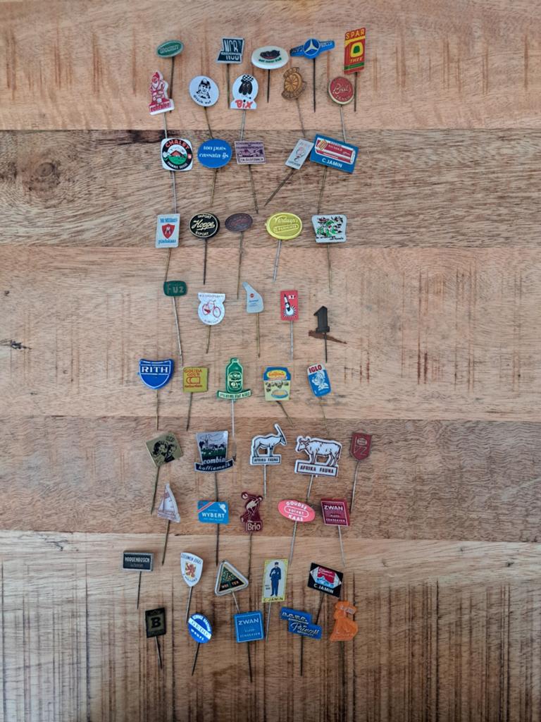 50 stuks retro speldjes in goede staat verkerend, Verzamelen, Speldjes, Pins en Buttons, Gebruikt, Allerlei, Ophalen of Verzenden