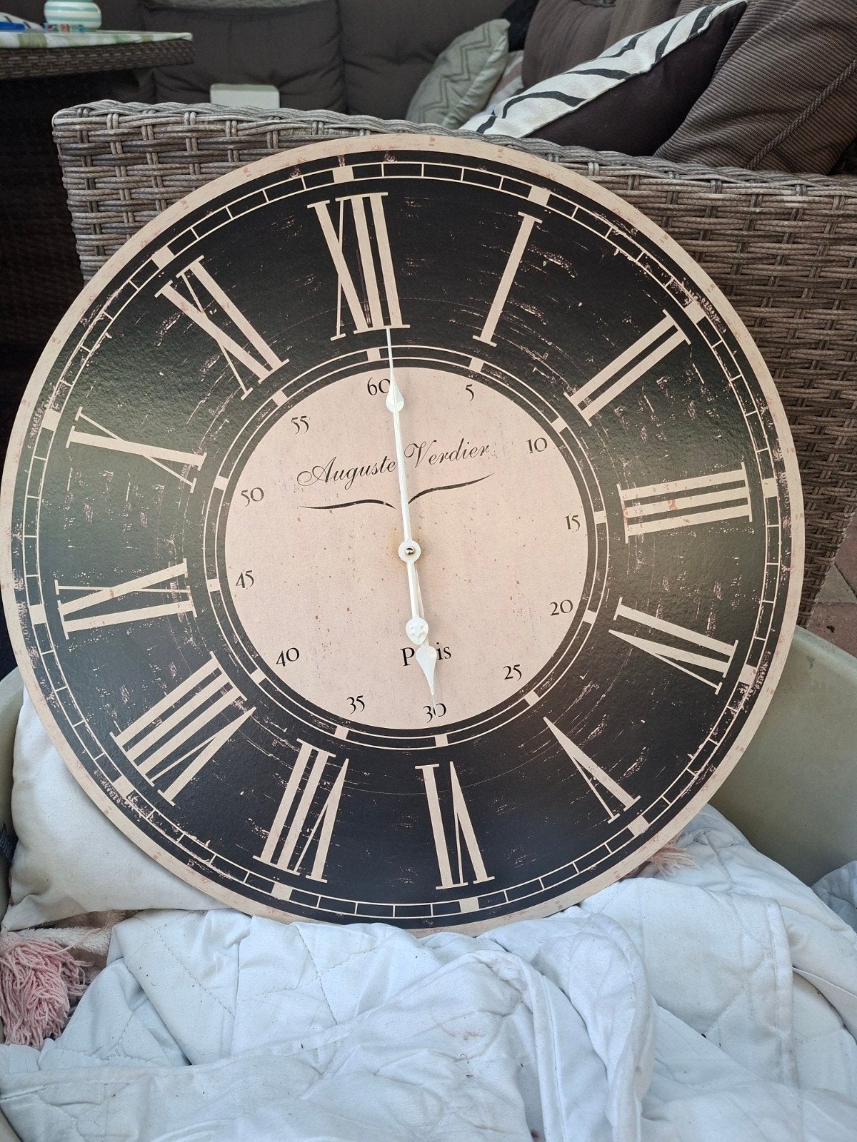 Grote decoratieve wandklok met Romeinse cijfers, Ophalen