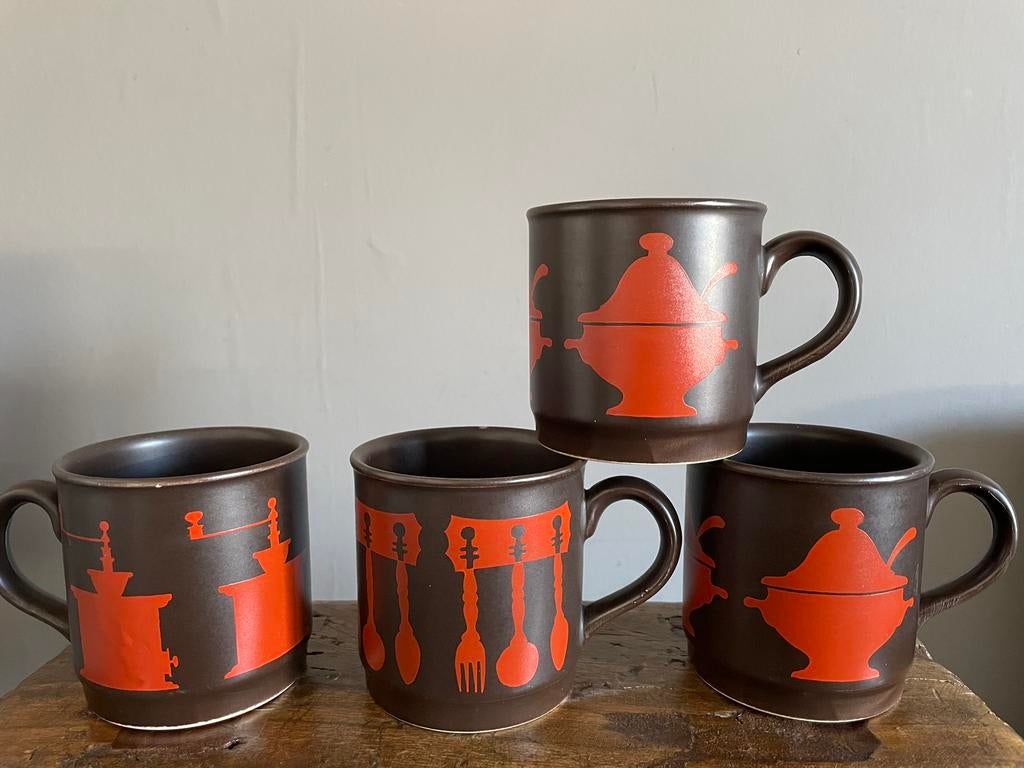 4 vintage bruin met oranje mokken, Huis en Inrichting, Keuken | Servies, Ophalen of Verzenden, Zo goed als nieuw, Overige stijlen