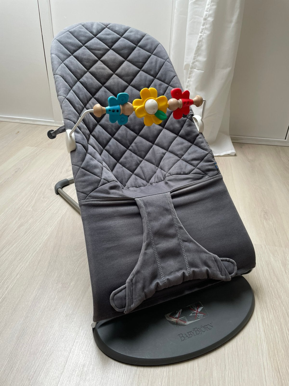 BabyBjörn wipstoel met speelgoed, Ophalen, Zo goed als nieuw