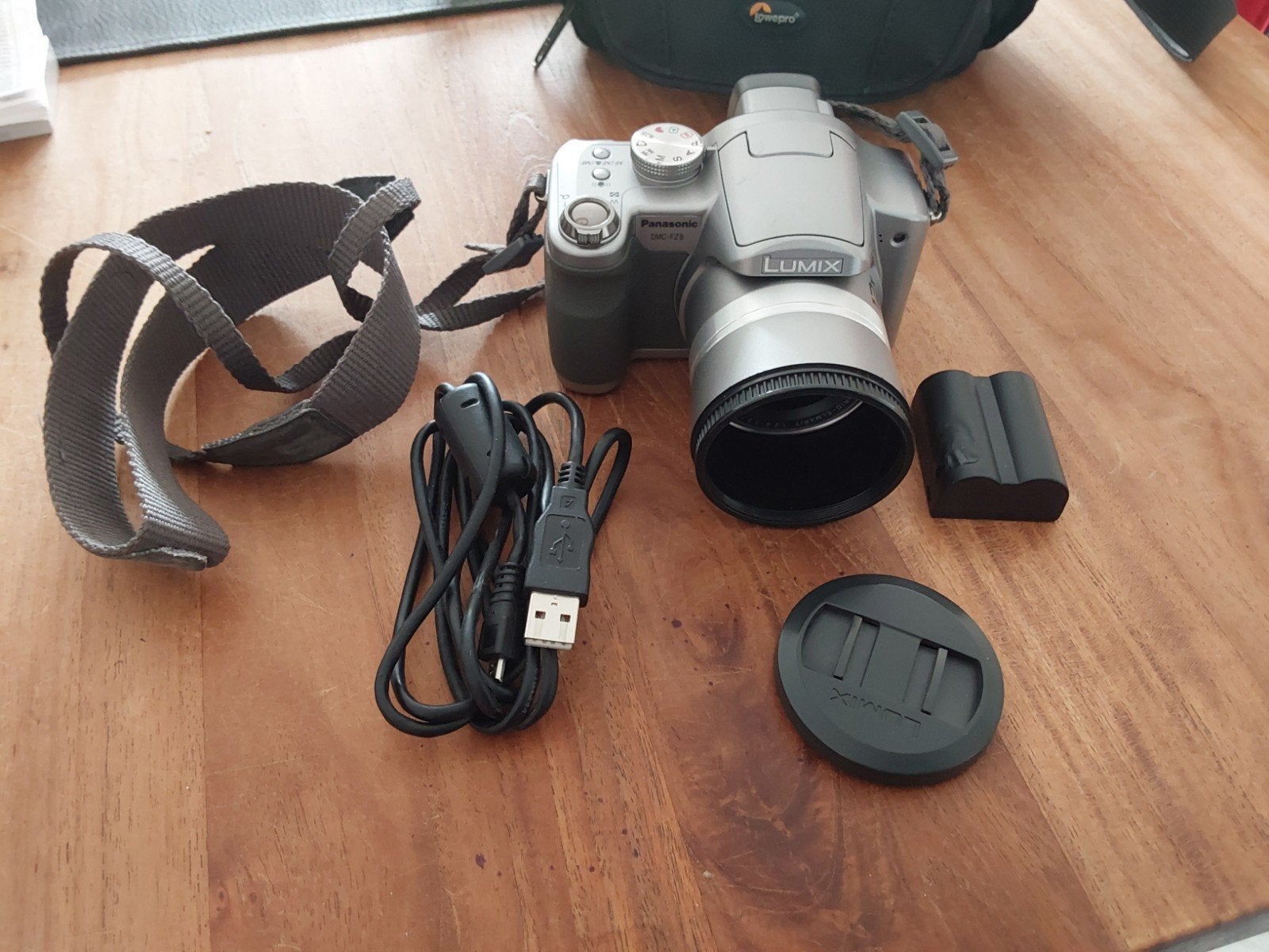 Lumix FZ8 met tasje en oplader - mogelijk defecte batterij, Compact, Ophalen of Verzenden, Niet werkend, Overige Merken