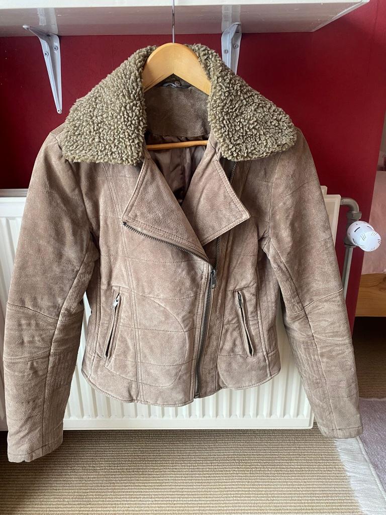 Mooi beige leren (suede) jasje, maat 38, Ophalen of Verzenden, Zo goed als nieuw, Maat 38/40 (M), Beige